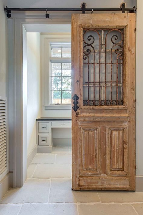 Antique Sliding Barn Doors Barn Door Ideas, Barn Door Designs, Casa Country, Doors Sliding, French Doors Interior, Old Doors, Home Doors, Interior Barn Doors, Barn Doors Sliding