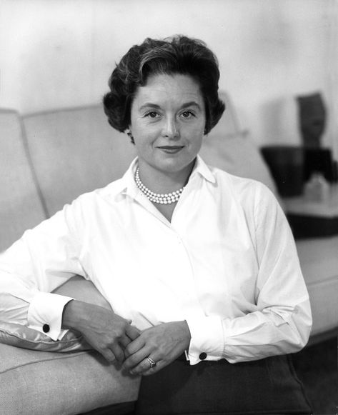 Florence Knoll Turned Interior Design into a Profession – SURFACE Illinois Institute Of Technology, Knoll Furniture, Living Room Classic, Detroit Institute Of Arts, Walter Gropius, Marcel Breuer, Isamu Noguchi, Florence Knoll, Eero Saarinen