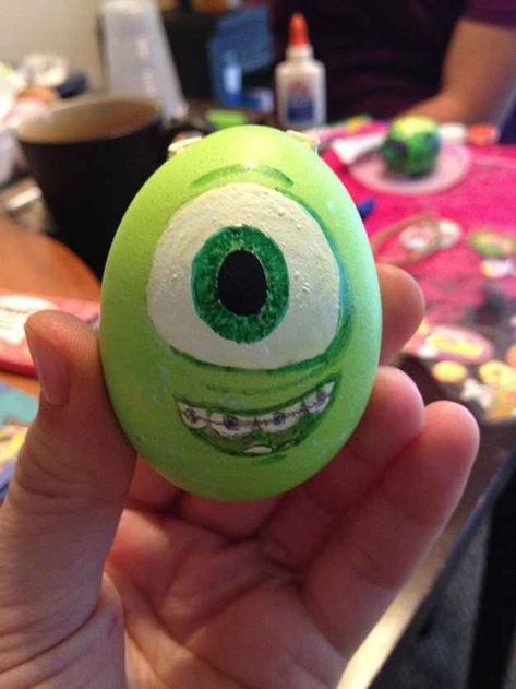 This Is One Disney Easter Egg You've Probably Never Seen Before Painting Ideas Disney, New Painting Ideas, Rock Art Ideas, Disney Easter Eggs, Funny Easter Eggs, Easter Eggs Kids, Easter Egg Art, Disney Easter, Painted Rocks Kids