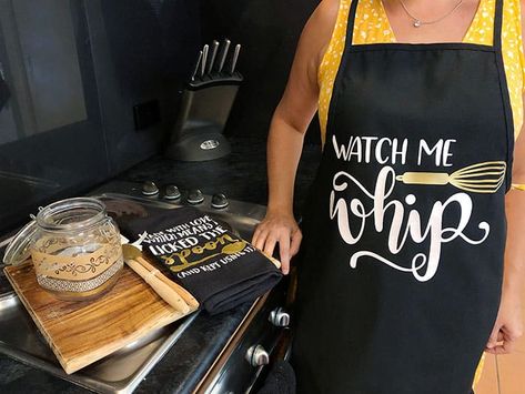 DIY-Cricut-apron Cricut Apron Ideas Funny, Apron Cricut Designs, Cricut Apron Ideas, Easy Cricut Projects To Sell, Crafts To Sell On Etsy, Apron Sayings Svg, Fun Aprons Sayings, Funny Aprons Sayings For Women Svg, Cricut Crafts To Sell