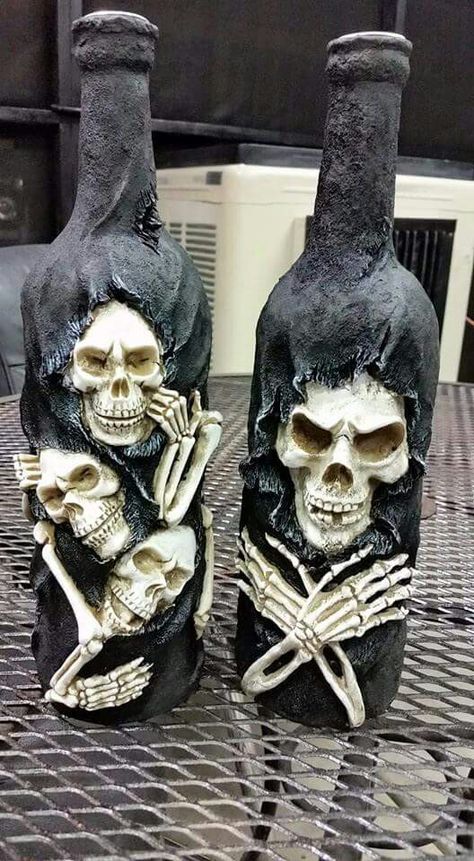 Skull Wine Bottles, Halloween Bottle Art, Halloween Liquor Bottle Crafts, Wine Bottle Halloween Crafts, Halloween Bottles Diy, Halloween Wine Bottle Crafts, Creepy Decorations, Wine Bottle Craft, Halloween Wine Bottles