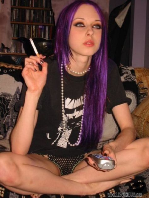 Mall Goth Hair, Liz Viscous, Goth Photoshoot, Funky Fitz, Liz Vicious, Goth Rockabilly, 90s Goth, Goth Hair, Black Neon