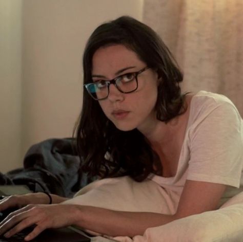 safety not guaranteed Safety Not Guaranteed Movie, Aubrey Plaza Glasses, Safety Not Guaranteed, Feminine Urge, Kathryn Hahn, Aubrey Plaza, Green Witch, Actors