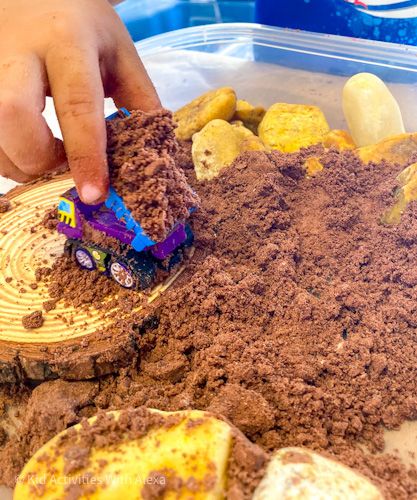 how to make edible mud Recipe - Kid Activities with Alexa Play Based Activities, Mud Recipe, Sensory Activities For Kids, Kids Sensory Activities, Pig In Mud, Feeding Therapy, Play 5, Edible Paint, Tuff Tray