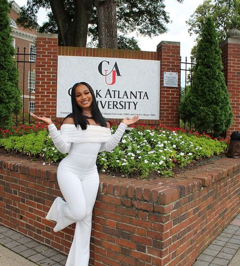 White Graduation Outfits Black Women, Graduation Party Outfits Black Women, White Graduation Pictures, Awards Ceremony Outfit School, Graduation Classy Outfit, Cady Studios Senior Pictures Outfits, Graduation Dress Black Women High School, College Graduation Dress Black Women, Graduation Outfits High School