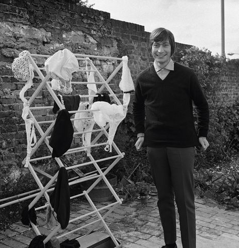 Charlie Watts with the washing in Lewes, Sussex Jerry Schatzberg, Terry O Neill, Rollin Stones, Ron Woods, Marianne Faithfull, Charlie Watts, Stone Gallery, Yoko Ono, Peter Lindbergh