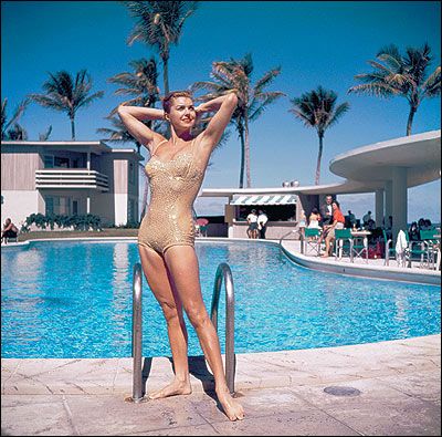 Esther Williams by Slim Aarons. Undated Image. Slim Aarons Pool, Ester Williams, Slim Aarons Photography, Slim Aarons Photos, Slim Aarons Poolside, Easy Hair Removal, Gold Swimsuit, Hair Removal Diy, Esther Williams