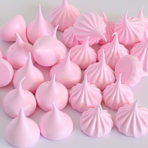 Mini Meringue Kisses Recipe Quick and Easy- Cupcake Savvy’s Kitchen Mirangue Kisses, Meringue Kisses Cake Decoration, Mini Meringues Kisses, Peppermint Meringue Kisses, Meringue Kisses Recipe, Mini Meringues, Liquid Eggs, Meringue Desserts, Liquid Egg Whites