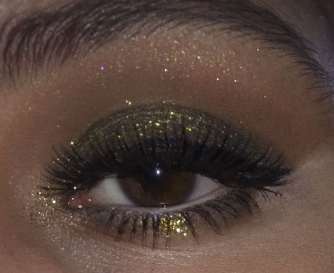 Green, gold glitter, makeup Green Dress Makeup, Makeup Looks Prom, Gold Glitter Makeup, Ball Makeup, Gold Makeup Looks, Prom Makeup Looks, Dark Green Dress, Green Makeup, Gold Makeup