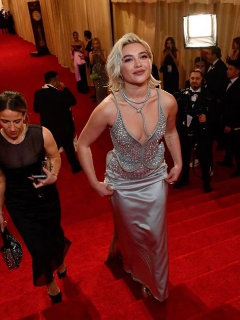 Florence Pugh Red Carpet, Flo Pugh, Florence Pugh, The Oscars, Celebrity Red Carpet, Confident Woman, Famous Women, Smash Cake, Iconic Women