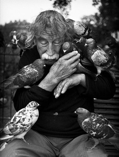 bird man. Andre Kertesz, Robert Doisneau, Foto Art, Animal Friends, Old People, Quarter Horse, Black White Photos, People Of The World, 인물 사진