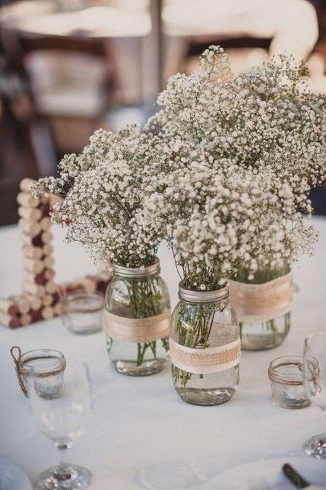 several jars wrapped with burlap and with baby's breath for a beautiful table Wedding Centerpieces Mason Jars, Low Cost Wedding, Rustic Mason Jars, Mason Jar Wedding, Rustic Wedding Centerpieces, Mason Jar Centerpieces, Wedding Table Decorations, Southern Weddings, Wedding Southern California