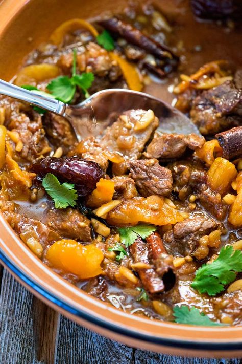 This Lamb Tagine with Dates and Apricots has coriander, cinnamon and saffron mixed with the onion, garlic and almonds that simmer and the lamb is beyond tender. Scallion Recipes, Lamb Tagine Recipe, Moroccan Stew, Tagine Cooking, Lamb Tagine, Linguine Recipes, Moroccan Lamb, Coctails Recipes, Tagine Recipes