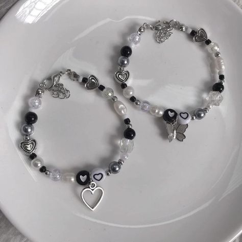 Bracelet Beaded Aesthetic, Necklaces And Bracelets Aesthetic, Bead Accessories Aesthetic, Bff Bracelets Aesthetic, Grunge Bead Bracelets, Beaded Bracelets Ideas Aesthetic, Signature Aesthetic Ideas, Diy Grunge Bracelets, Beads Inspo Aesthetic