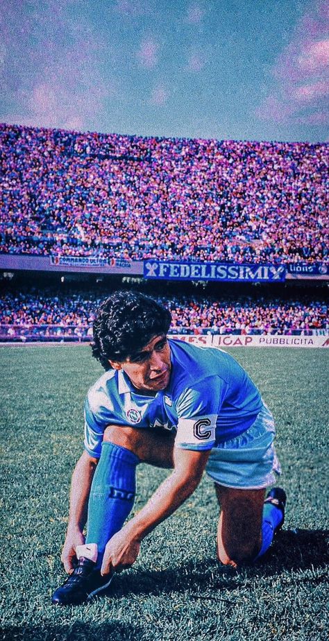 Maradona Napoli Wallpaper, Maradona Aesthetic, Maradona Wallpaper, Wallpapers Tiktok, Old Football Players, Football Wallpaper Iphone, Wallpaper Football, Football Players Photos, Football Wallpapers