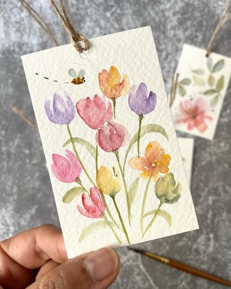 Simple spring flowers as gift tags. Swipe left to see other patterns 1-5. 🌷🪻🧡 Now available in my Etsy shop. #springvibes… | Instagram Easy To Paint, Water Coloring, Watercolor Birthday Cards, Watercolor Flowers Tutorial, Watercolor Bookmarks, Diy Watercolor Painting, Watercolor Flower Art, Diy Watercolor, Watercolor Flowers Paintings