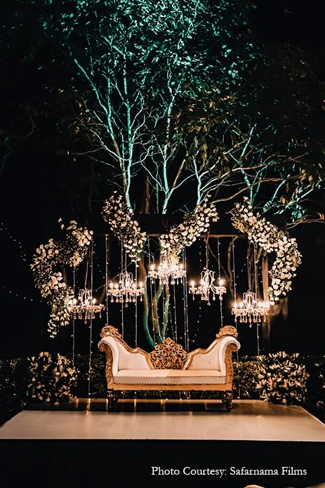 Reception Decorations Indian Outdoor, Reception Theme Ideas Indian, Indian Rustic Wedding, Reception Decor Ideas Indian, Indian Reception Decor Outdoor, Lawn Reception Decor Indian, Sangeet Decoration Outdoor, Indian Engagement Stage Decorations, Indian Wedding Events Ideas