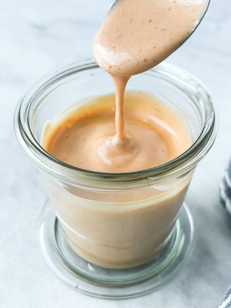 Spicy mayo is the perfect pairing with vegan sushi and so much more. Just 5 minutes and 3 ingredients to make this spicy sushi sauce at home. Spicy Sushi Sauce, Spicy Mayo For Sushi, Korean Mayo, Sushi Mayo, Lowfod Map, Spicy Sushi, Potsticker Sauce, Sriracha Mayo Sauce, Sushi Vegan