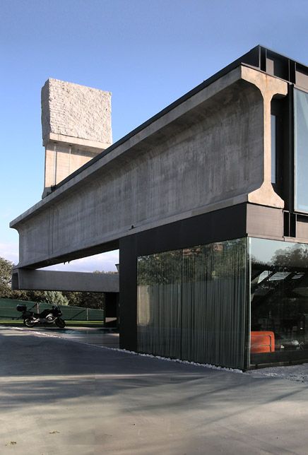 hermascopium house by ensamble studio. look at that i-beam... Pergola Metal, Brutalism Architecture, Concrete Houses, Concrete Architecture, House Features, Brutalist Architecture, Structure Architecture, Concrete Structure, Architecture Exterior