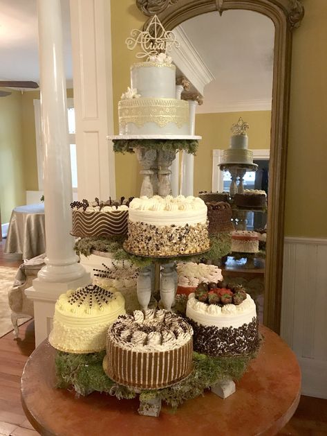 Multiple Cakes Display, Wedding Cake Show Display, Multi Cake Display, Cafe Cake Display, Cake Showcase Display Design, Cake Display Cafe, Wedding Fayre Cake Display, Country Wedding Cupcakes, Cake Display Counter Pastry Shop