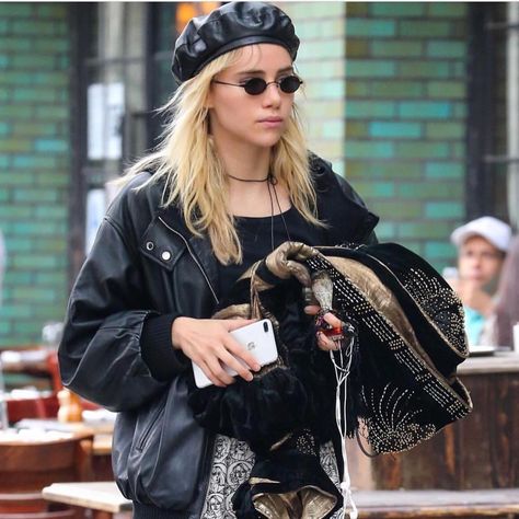 Suki Waterhouse on Instagram: “coat/phone/headphones/sage/lighter” Leather Beret Outfit, Baret Hat Outfit, Beret Outfit, Leather Beret, Outfit Grunge, Hat Outfit, Suki Waterhouse, Outfits With Hats, Hot Outfits