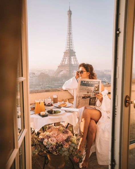 The best way to start the day in Paris. breakfast with a stunning Eiffel Tower view from Shangri-La. Katie Giorgadze (@katie.one) • Instagram photos and videos Plaza Athenee Paris, European Travel Outfit, Plaza Athenee, Luxury Lifestyle Girly, Luxury Lifestyle Women, Paris Chic, Good Morning World, Travel Outfit Summer, The Eiffel Tower