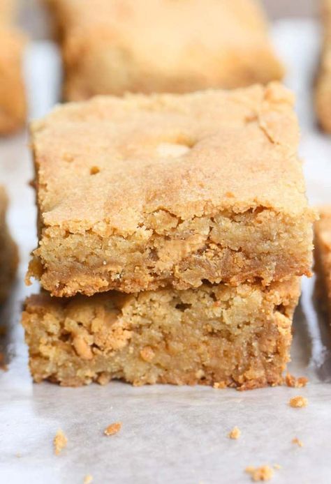 Chewy homemade blondies with butterscotch chips. These Butterscotch Blondies are the BEST, especially served with ice cream and an easy homemade butterscotch sauce. | Tastes Better From Scratch Homemade Blondies, Blondies Recipe Easy, Blondie Cake, Peanut Butter Brownies Recipe, Butterscotch Bars, Butterscotch Blondies, Butter Scotch, Blondies Recipe, Sugar Cookie Bars