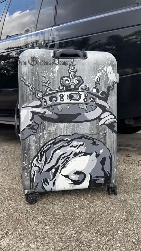 Painted Suitcase, Graffiti Furniture, Az Art, Diy Suitcase, Crooked House, Happy Birthday Art, Gothic Furniture, Wood Art Projects, Skateboard Design