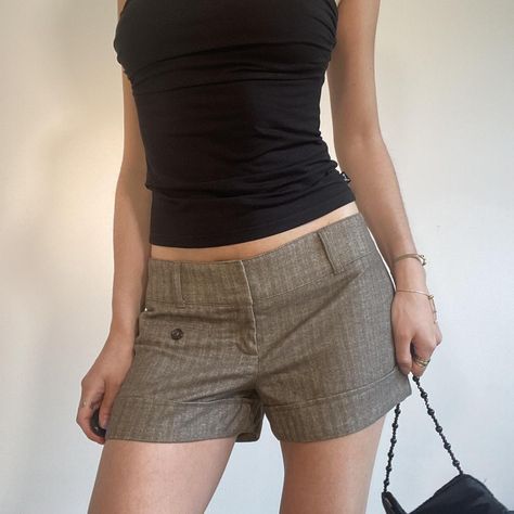 Low Waist Shorts Outfit, Low Waisted Shorts Outfit, Low Rise Shorts Outfits, Low Waisted Shorts, Leather Shorts Outfit, Low Waist Shorts, Throwing Fits, Low Rise Shorts, Brown Shorts