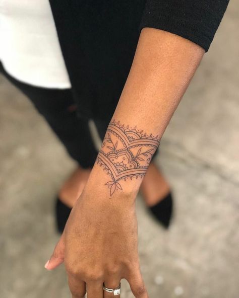 elegante Damentattoos Handgelenk Women Cuff Tattoo, Mandala Tattoo Women Arm, Bracelet Mandala Tattoo, Womens Bracelet Tattoos, Tattoo Cuffs For Women, Boho Wrist Tattoo, Wrap Around Wrist Tattoo Bracelets, Bracelet Tattoos For Women Wrist, Cuff Tattoo For Women