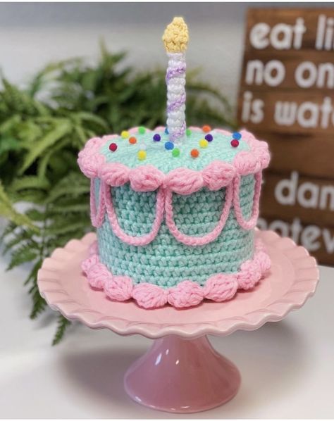 Crochet Cake, Graph Crochet, Crochet Bouquet, Crochet Design Pattern, Crochet Food, Kawaii Crochet, Crochet Doll Clothes, Crochet Fashion Patterns, Fun Crochet Projects