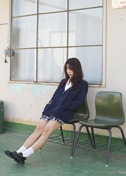 일본 패션, Japan Aesthetic, Woman Sitting, Japanese School, Human Poses Reference, Come Undone, Human Poses, Japanese Aesthetic, Pose Reference Photo