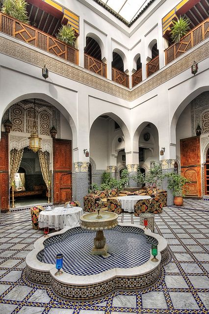 A large part of me would totally love to live in a Moroccan style house. Definitely some of the most beautiful architecture in the world. Moroccan Riad Courtyards, Moroccan Garden, Moroccan Houses, Kolam Air, Moroccan Riad, Indoor Courtyard, Moroccan Homes, Moroccan Interiors, Casas Coloniales