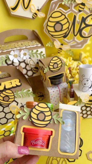 mayra🌸 on Instagram: "How cute is this bee party theme favors boxes 🐝 these favor boxes are the perfect party decor to complement your birthday decor 🐝 they would look perfect on the cake table, or you can decorate each table to have the kids entertained all the time 🐝 don’t forget you can customize your party favors to match your party theme 🐝 DM me to make your request today, 🐝 more beautiful party favors will be posted soon 😉 #kidsparties #partyfavors #beeparty #beepartyideas #bumblebe Bee Themed Party Favors, Bee Party Theme, Bee Party Favors, Bee Themed Birthday Party, Bee Favor, Birthday Return Gifts, Bee Theme Party, Bee Birthday Party, Diy Party Favors