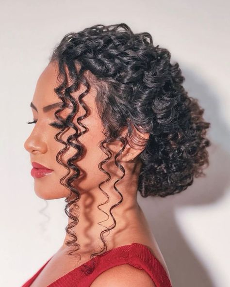 Bridesmaid Hair Curly Natural, Curly Hair Designs, Hairstyle Curly, Curly Hair Braids, Colored Curly Hair, Peinados Fáciles Para Cabello Corto, Curly Girl Hairstyles, Formal Hairstyles, Crochet Braids