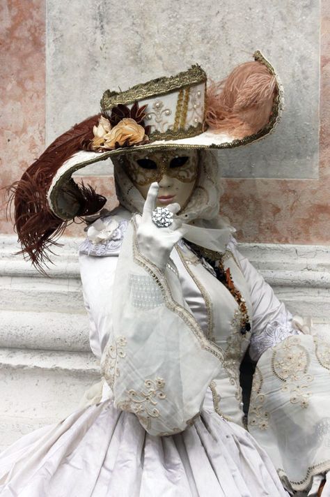 Venice Carnival Costume 2012, Carnevale di Venezia - omg what i would give to dress up like this for their carnival!!!! Italian Masquerade Carnival Of Venice, Venetian Costumes, Venice Carnival Costumes, Costume Carnaval, Paris 1900, Venice Mask, Venetian Carnival Masks, Venetian Carnival, Arte Alien