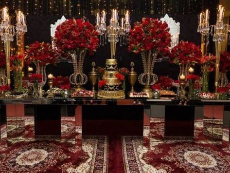 Monte seu Baile de máscaras! | Quizur Masquerade Ball Decorations, Red Roses Centerpieces, Red Quince, Red And White Weddings, Prom Theme, Rose Centerpieces, Ball Decorations, White Wedding Cake