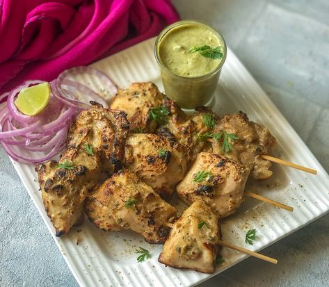 Murgh Malai Kebab Recipe is a rich creamy kebab recipe from the Mughlai cuisine. Afghani Chicken, South Asian Food, Chicken Malai, Tandoori Recipes, Chicken Kebab Recipe, Restaurant Style Recipes, Tikka Recipe, Desi Khana, Kebab Recipe