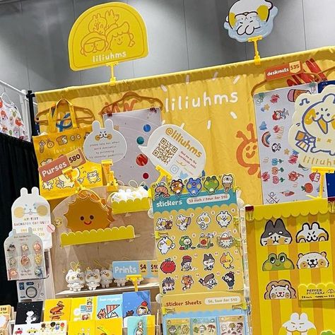 Lily Hoang-Zhu on Instagram: "HI!!!! i’m @fanimecon this weekend!! here’s my booth!! i’m retiring this display after this con!!! take a good look! i’m in exhibitor’s at booth 1120 😮‍💨 — #boothdesign #smallbusiness #design #fanime2023" Display Decoration Ideas, Cute Booth Design, Booth Art Display, Merch Booth Display Ideas, Craft Display Ideas Booth Design, Artist Booth Display, Art Booth Display Ideas, Sticker Booth, Art Booth Display