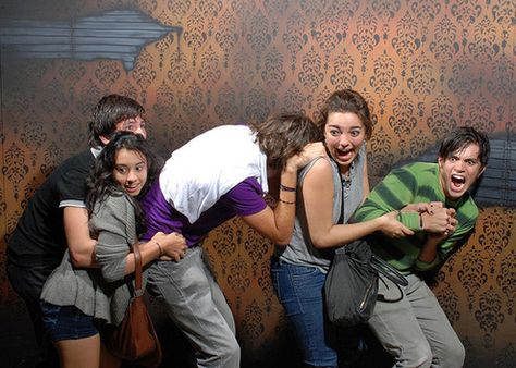 Incredible Photos of Really, Really Scared People Scared Person, Scared People, Haunted House Pictures, Fear Factory, Draw The Squad, A Haunted House, Pictures Of People, People Laughing, Laughing So Hard