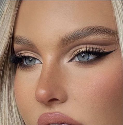 Make Up Ideas Blue Eyes, Male Up Looks, Senior Makeup Ideas, Prom Makeup Inspiration, Debutante Makeup, Glossy Eye Look, Club Makeup Looks, Evening Makeup Looks, Blue Eyes Eyeshadow