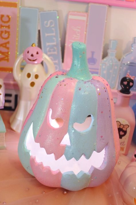 Cutesy Halloween Decor, Kawaii Halloween Decor, Pastel Goth Wedding, Pastel Halloween Aesthetic, Pastel Fall Decor, Whimsy Halloween, Pastel Halloween Decor, Aesthetic 2025, Halloween Widget