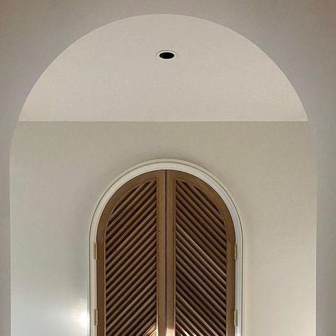 Kirksey Homes on Instagram: "An arched passageway frames the double door leading to this suite’s closet. One of many thoughtful architectural details that fill this home designed by the talented @jeremycorkernstudio. 👏🏻  Builder: @kirkseyhomes Architecture & Interiors: @jeremycorkernstudio  _____ #kirkseyhomes #houstonhomebuilder #homebuilder #customhomebuilder #houstoninteriors #houstoncustombuilder #houstoncustomhomes #houstontx" Double Arch Doors Interior, Arched Door Trim, Arch Closet Door, Arch Double Doors Interior, Arched Passageway, Arc Door, Arched Barn Door, Bali Houses, Arched Interior Doors