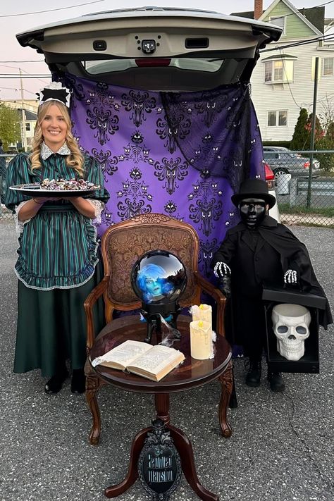 Easy Trunk Or Treat Ideas, Easy Trunk Or Treat, Haunted Mansion Costume, Best Haunted Houses, Trunker Treat Ideas, Haunted Mansion Decor, Creative Ideas To Make, Haunted House Halloween Party, Trunk Or Treat Ideas