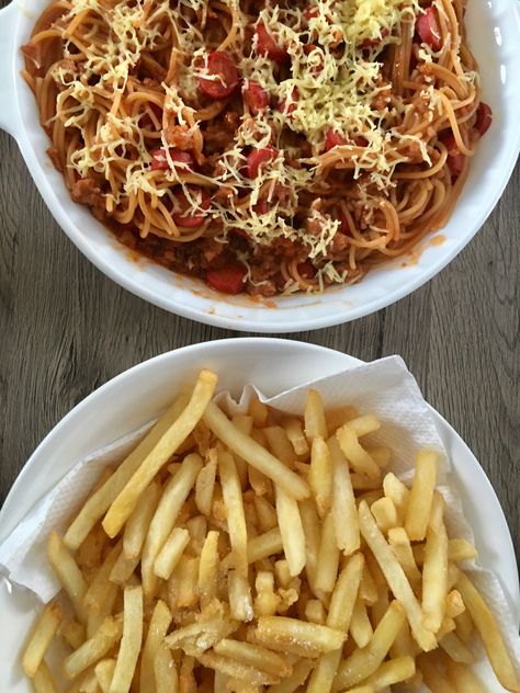 Filipino-Spaghetti ♥️ Filipino Spaghetti, French Fries, Pad Thai, Food Cravings, Food Ideas, Spaghetti, Ethnic Recipes, Quick Saves, Chips