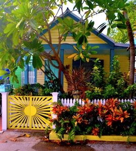 Lazy River Pool, Enchanting Garden, Old Town Key West, Free WiFi, Bikes & Parkin - Bahama Village Key West Lighthouse, River Pool, Lazy River Pool, Hemingway House, Enchanting Garden, Lazy River, Jackson Square, Fence Art, Beautiful Vacations