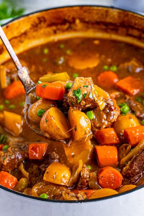 Easy Beef Stew Recipe with Red Wine in Oven Red Wine Beef Stew Dutch Oven, Beef Stew Red Wine Dutch Ovens, Beef Stew In The Oven How To Make, Beef Stew With Red Wine Dutch Oven, Oven Stew Beef Recipes, Beef Stew Oven Recipes, Beef Stew Dutch Oven Recipes, Beef Stew No Wine, Oven Baked Stew