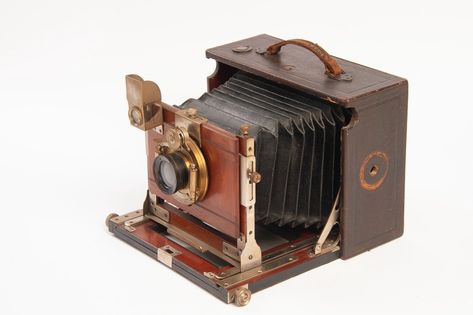 Photo Hall Paris #camera #photography #buyfilmnotpixels #analogue #collectingcameras #vintage #1890s #shootfilm #filmcamera #vintagecamera #projector #magiglantern #victorianage #victorian #cameraoftheday #filmisnotdead #lomography #bokeh #exclusive #exclusiveCamera #catawiki #catawikicameras https://www.catawiki.com/en/l/65055805-photo-hall-paris Victorian Camera, Old Camera, Shoot Film, Vintage Cameras, Vintage Camera, Vintage Victorian, Film Camera, Camera Photography, Projector