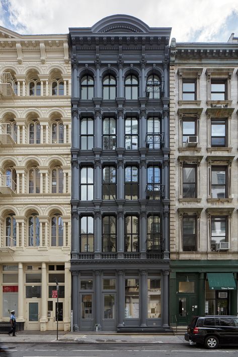 Now nicknamed  Design | #MichaelLouis - www.MichaelLouis.com Appartement New York, Manhattan Buildings, San Myshuno, Modern Appartement, New York Buildings, Apartment Exterior, Classic Building, Apartment Architecture, Classic Architecture