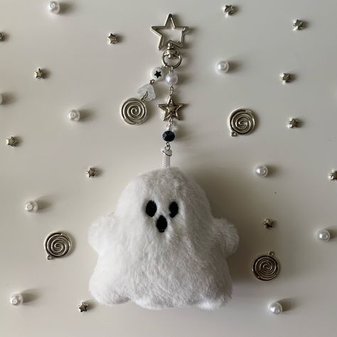 ❝ ghost plush keychains ❞ 👻👣 ✧ please read highlights before purchasing‼️ ✧ dm to purchase (if dms don’t work, comment your order) ↝ $14 [ available ] 🏷️ #ghost #plush #spooky #halloween #handmade #diy #keychains #jewelry #beads #trinket #accessories #smallbusiness #aesthetic #shopsmall #explore #explorepage #viral #fyp #art Halloween Beaded Keychains, Halloween Keychains Diy, Spooky Keychain, Trinket Keychain, Smallbusiness Aesthetic, Ghost Plush, Plush Keychains, Diy Keychains, Ghost Diy